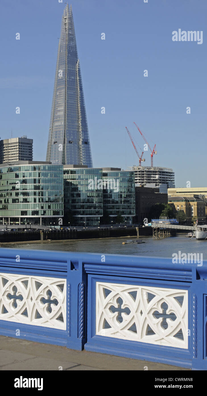 Le Shard vue de Tower Bridge London England Banque D'Images