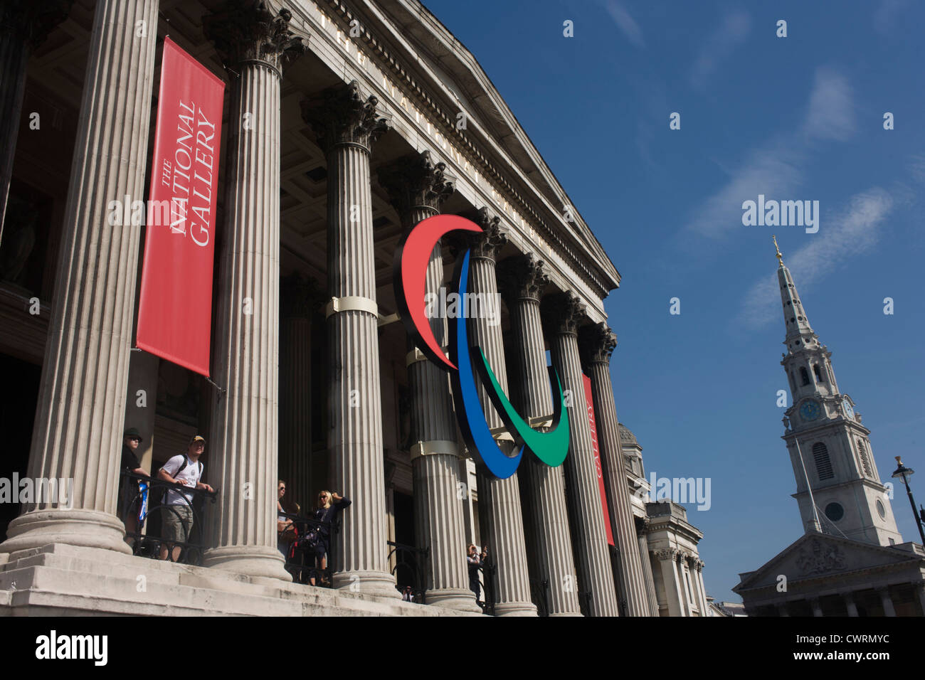 Le logo agitos paralympiques se bloque entre les piliers de l'Art (National Gallery) sur le côté nord de Trafalgar Square. Banque D'Images