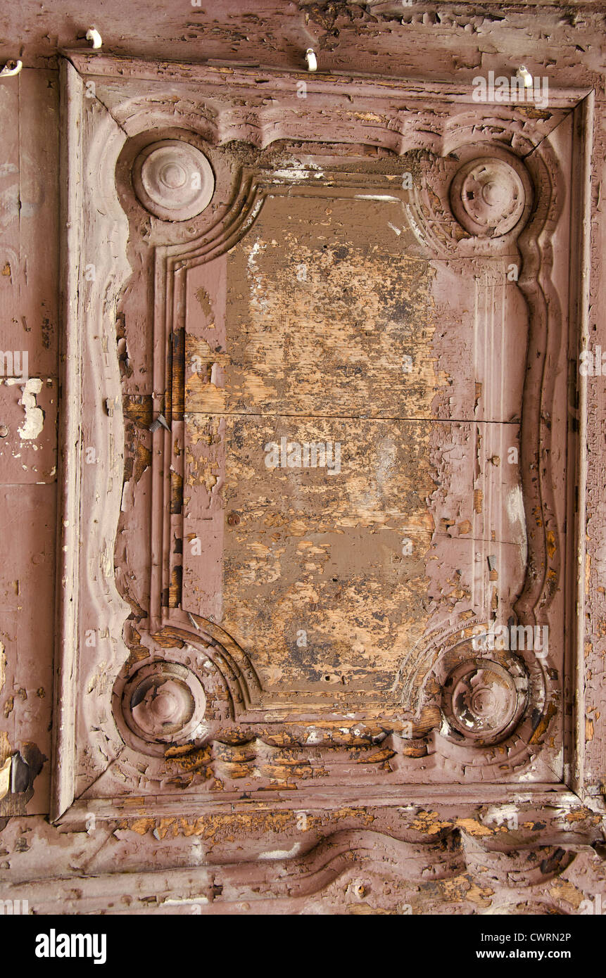 Vieille porte en bois, fragment. Des ornements architecturaux et décortiquées de la peinture. Banque D'Images