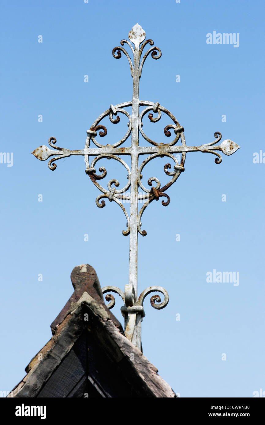 Une croix en fer monté sur le toit d'une église lychgate Photo