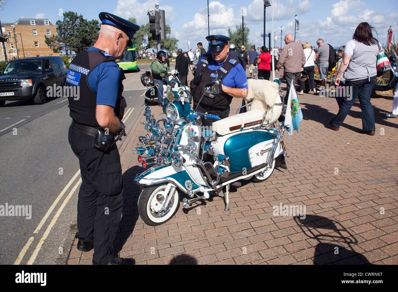 Examiner la police au Scooter Scooter International Rally Isle of Wight Banque D'Images