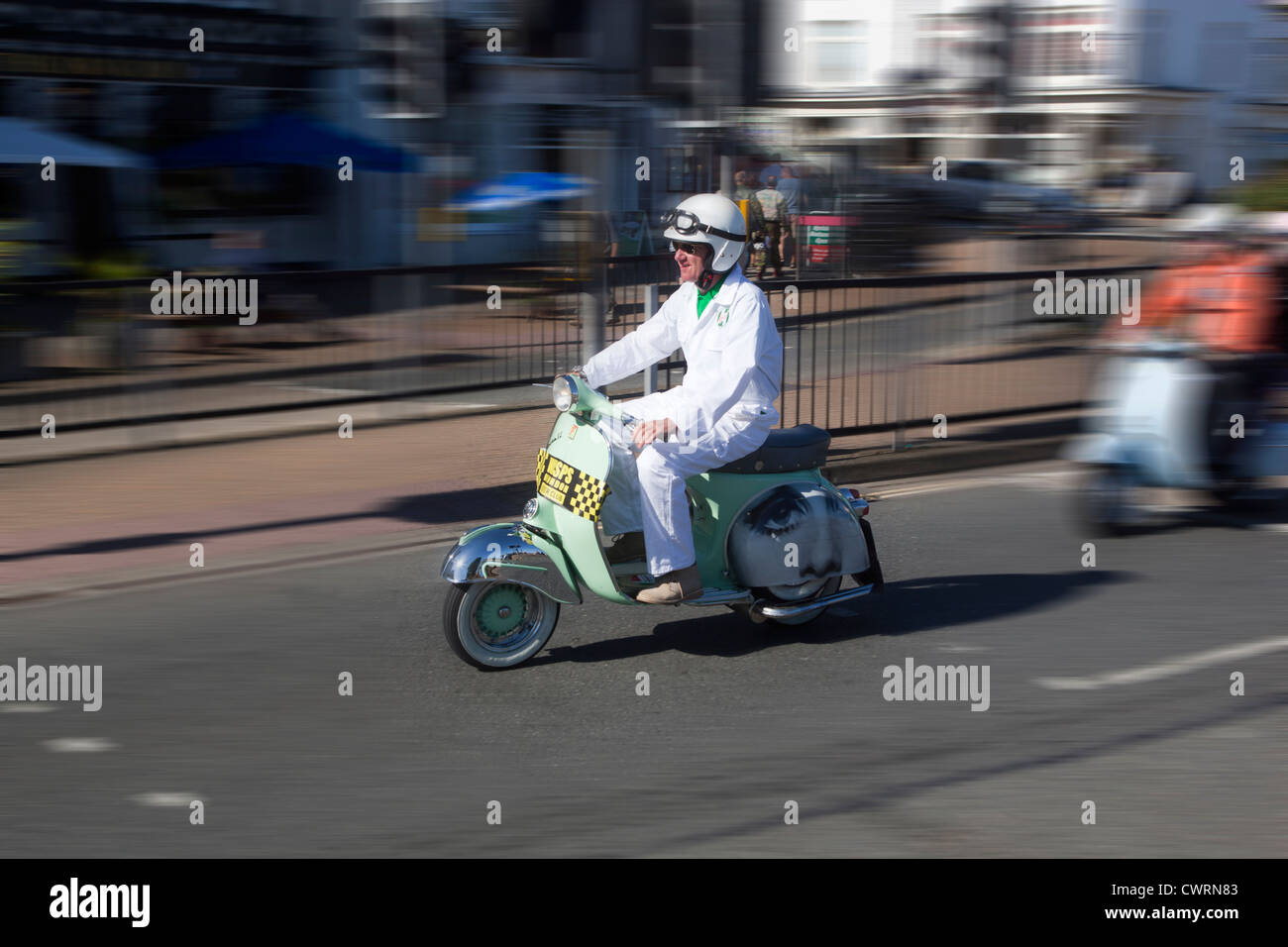 Homme en blanc Boilersuit Scooter Rally Isle of Wight Banque D'Images