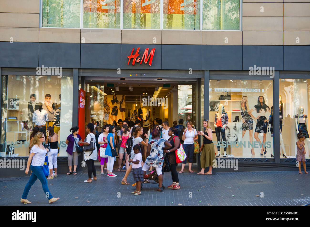 Les gens de Barcelone shopping. L'extérieur de magasin H & M avec des gens shopping à Barcelone, Catalogne, Espagne, ES Banque D'Images