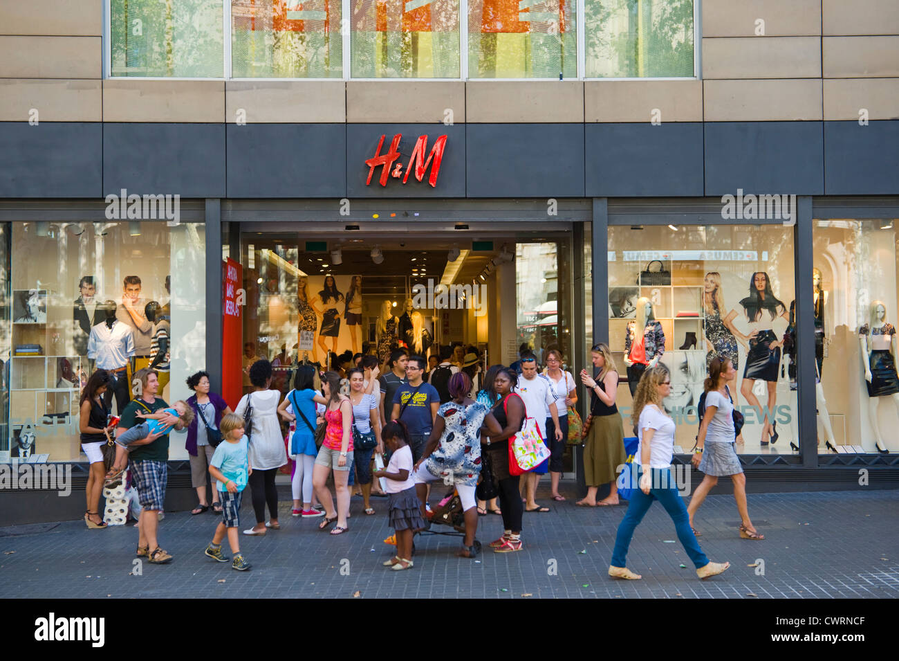 Les gens de Barcelone shopping. L'extérieur de magasin H & M avec des gens shopping à Barcelone, Catalogne, Espagne, ES Banque D'Images