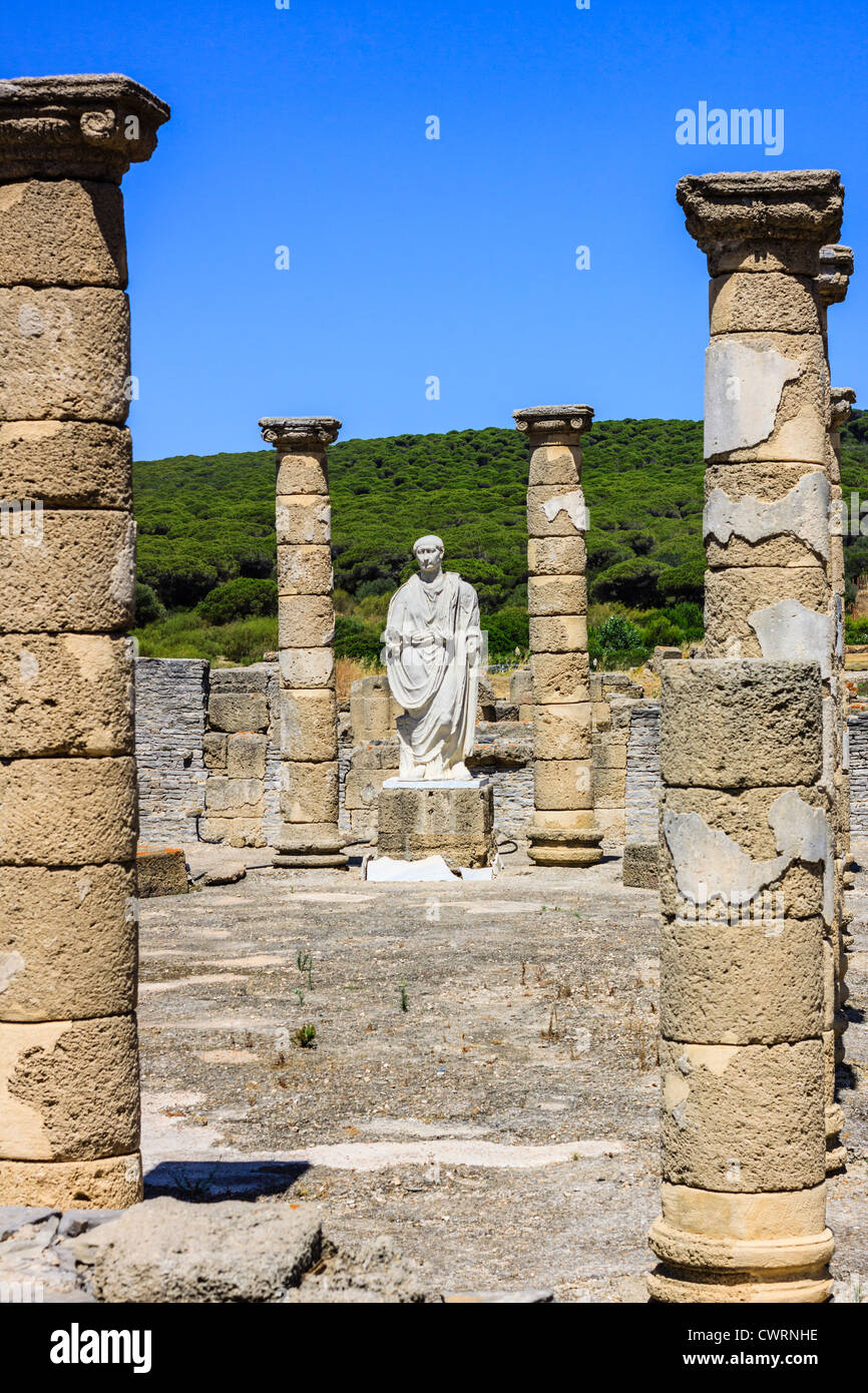 Statue de Trajan et la basilique à des ruines romaines de Baelo Claudia dans la plage de Bolonia , Tarifa , Cadix , Andalusien , Espagne Banque D'Images