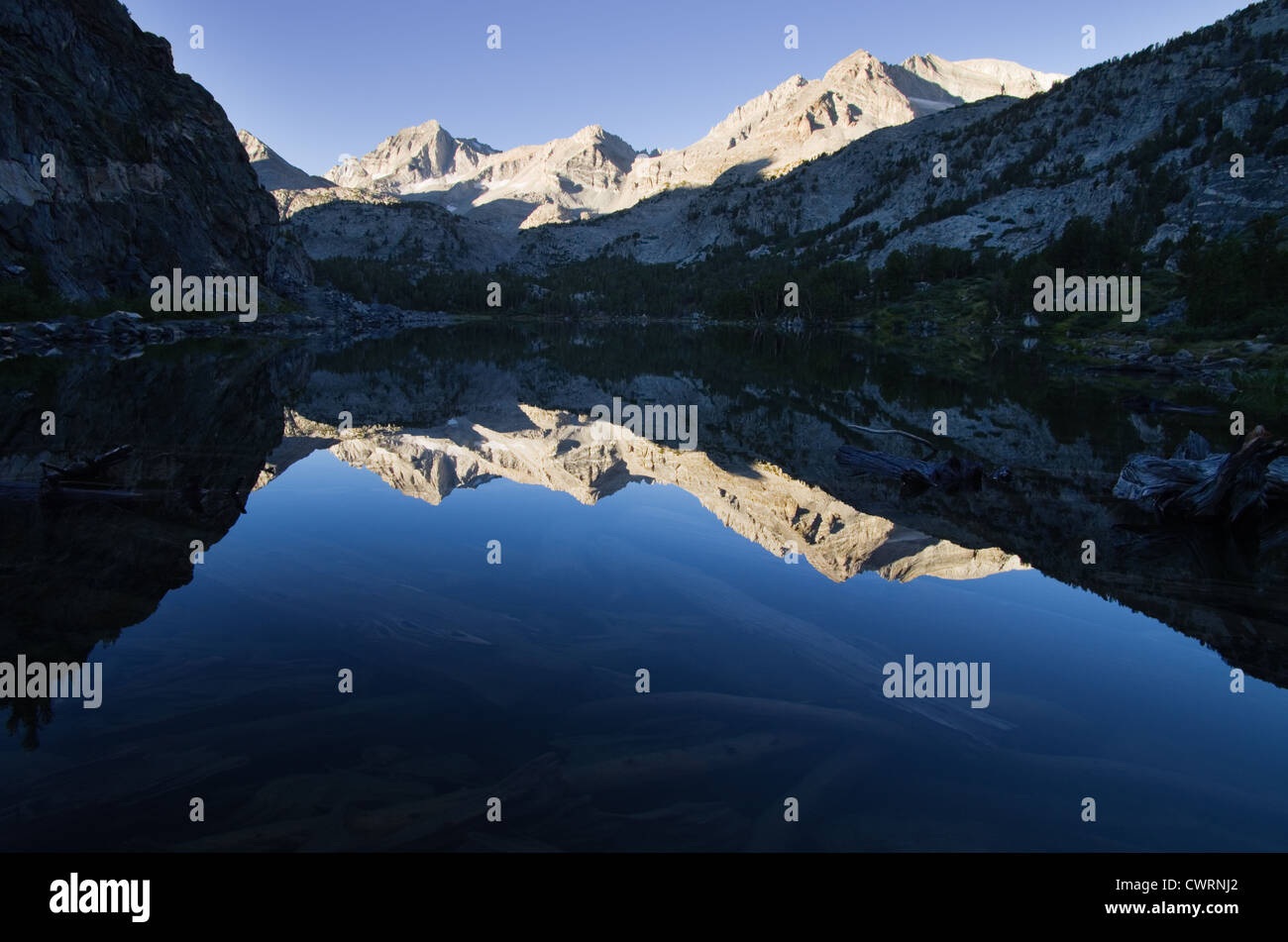 Réflexions sur la montagne dans le lac Long à Rock Creek de la Sierra Nevada Banque D'Images