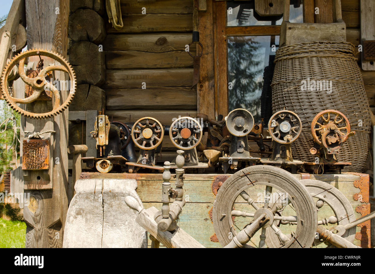 Machines à tisser et à coudre ancienne outils équipement à l'ancienne maison rurale Banque D'Images