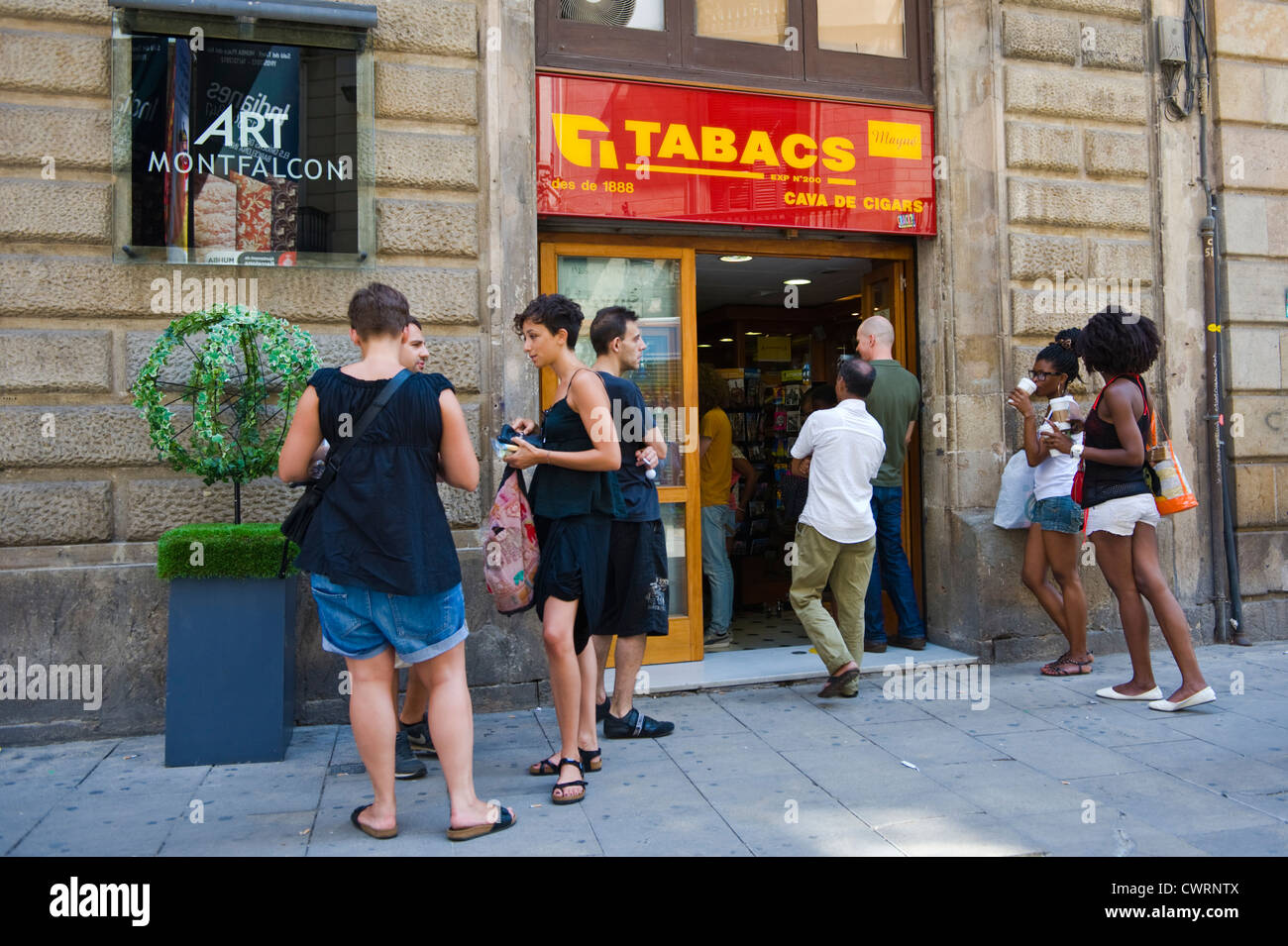 Les gens de Barcelone shopping au magasin de tabac en Catalogne, Espagne, ES Banque D'Images