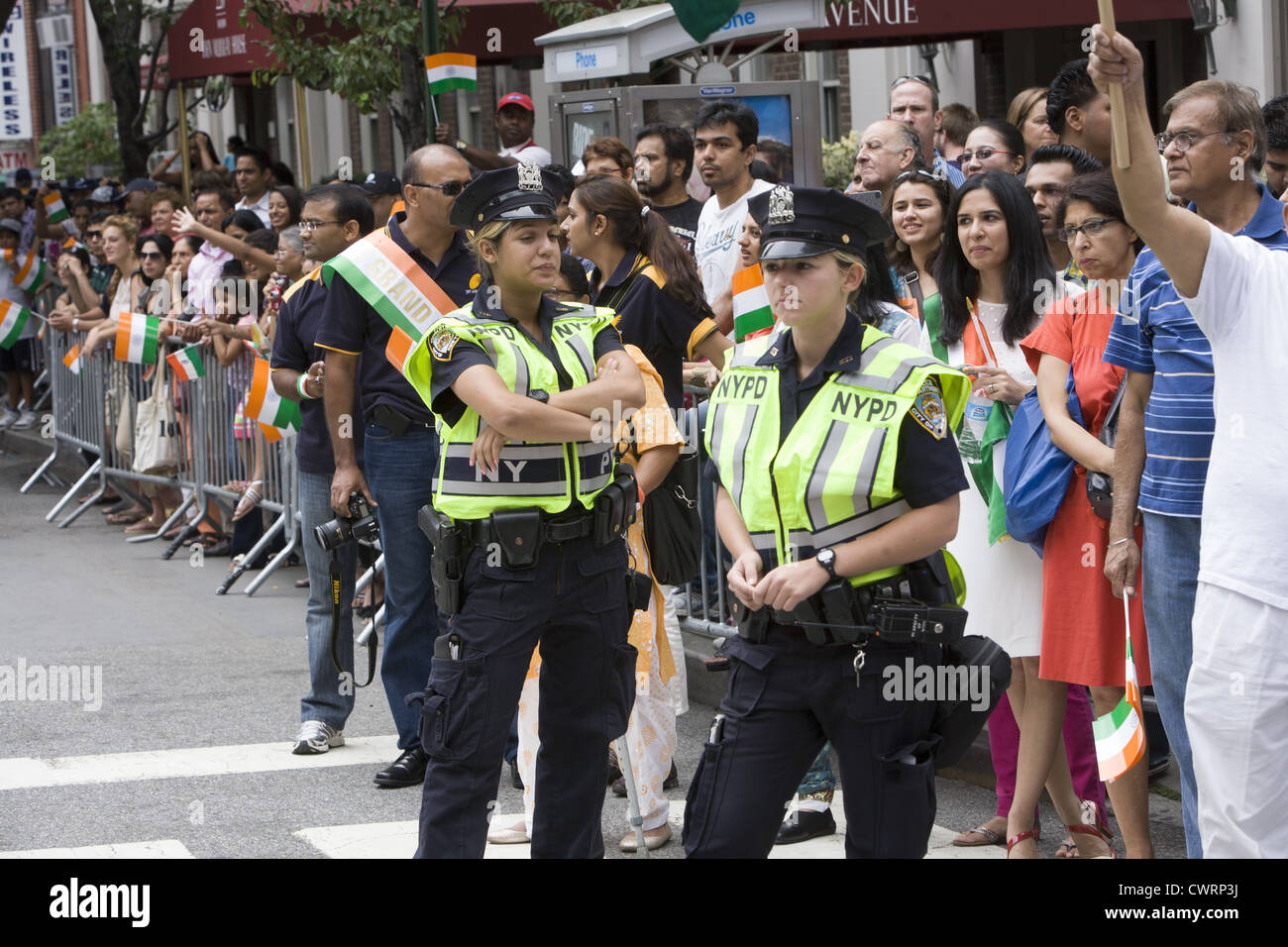 2012 : l'Inde Indépendance Day Parade sur l'avenue Madison à New York. Les agents de police du NYPD en service à la parade. Banque D'Images