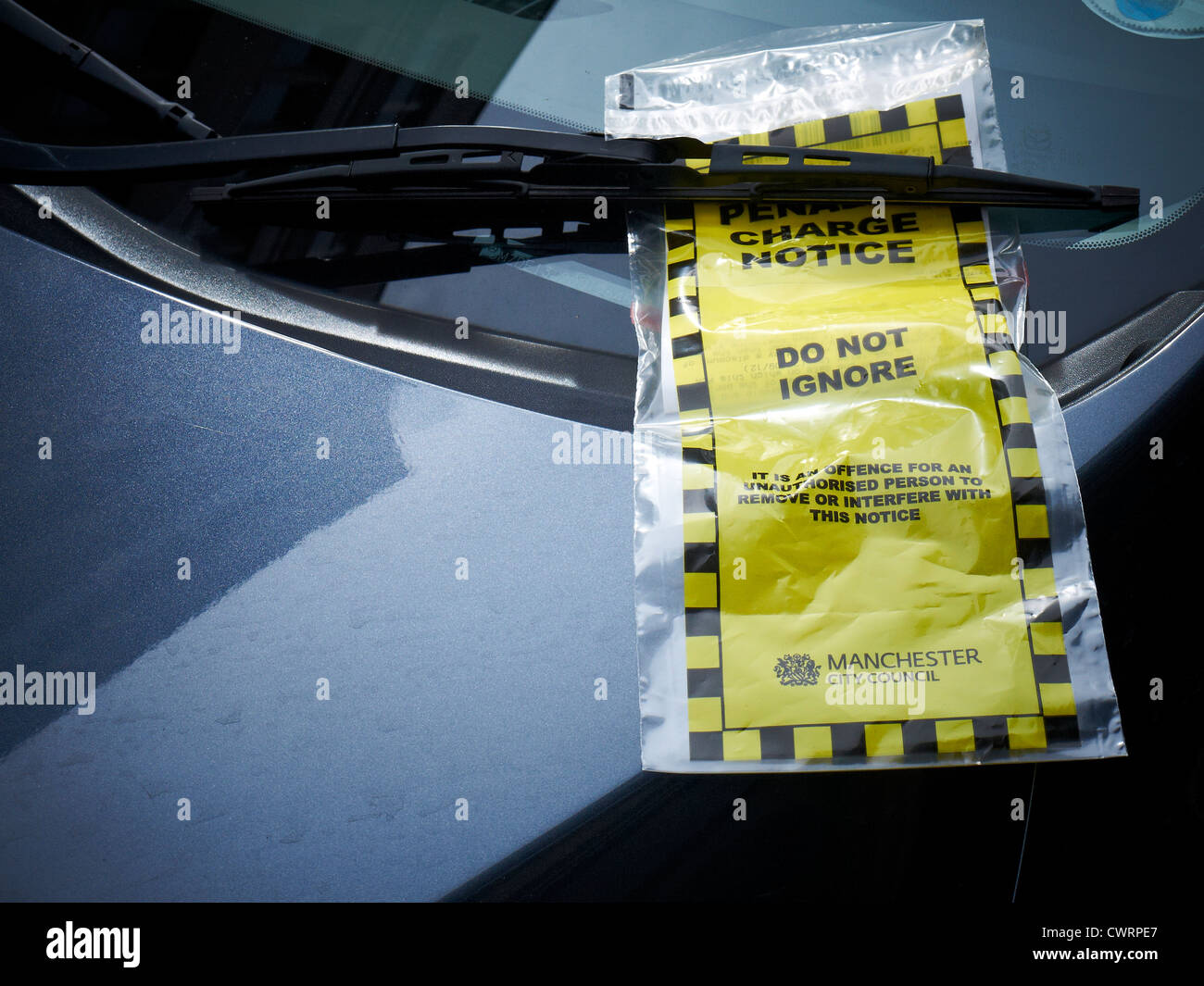 Ticket de parking derrière comme essuie-fourni par le conseil municipal de Manchester UK Banque D'Images