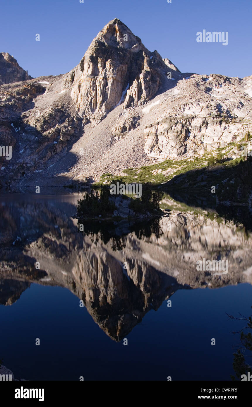 Reflet de la belle dame en montagne Rae Lake avec une petite île dans la Sierra Nevada en Californie Banque D'Images