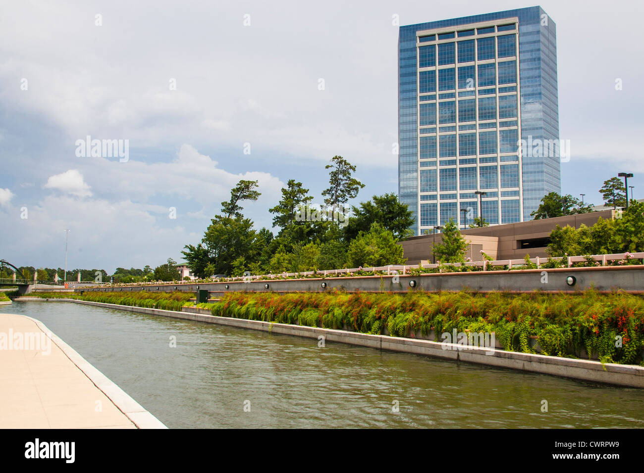 Allison Tower , anciennement Anadarko Building, vue depuis la voie navigable Woodlands dans les Woodlands, Texas. Banque D'Images