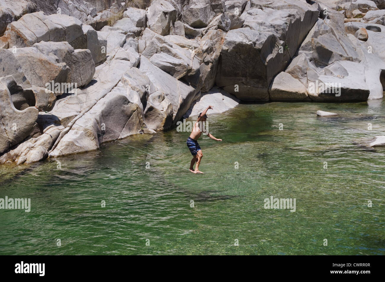 Un homme sur le Yuba River slacklining Banque D'Images