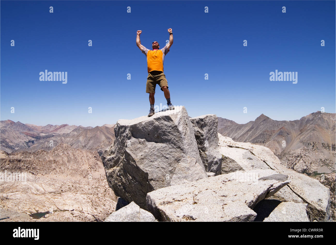 Un homme célèbre son succès sur le sommet du mont Cotter Banque D'Images