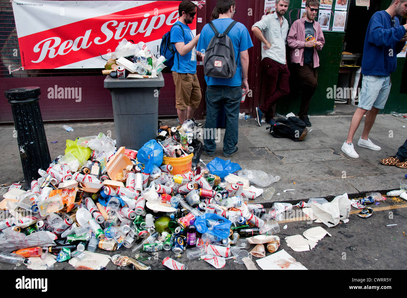 Rues avec les déchets et ordures des qui abandonnent vite l'emballage des aliments et boissons sur cartons street Banque D'Images