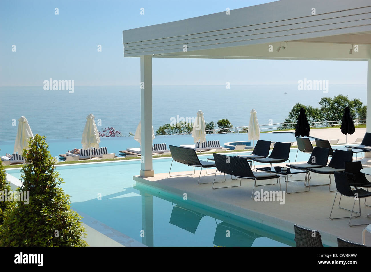 Piscine et restaurant en plein air à l'hôtel de luxe moderne, Piérie, Grèce Banque D'Images