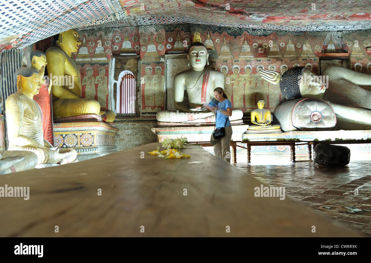 Dambulla cave temple est la grande grotte temple complexe avec plus de 80 grottes et documenté 153 statues de Bouddha Banque D'Images