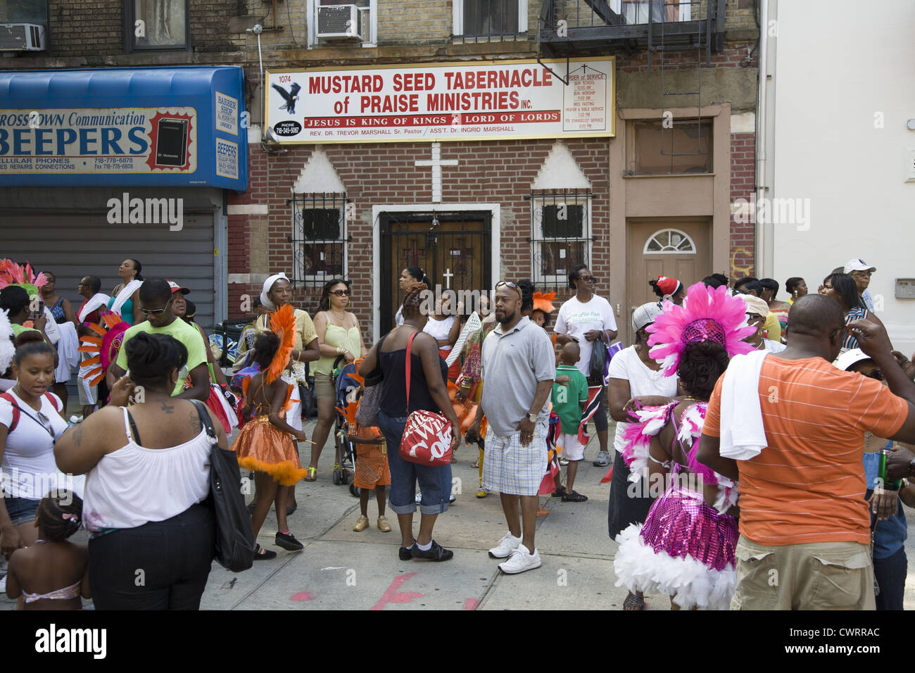 Les participants et spectateurs du quartier à l'ouest de l'Kiddies Parade à Crown Heights, Brooklyn, NY Banque D'Images