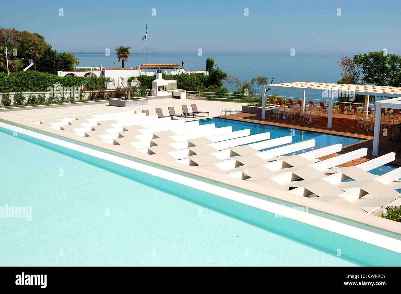 Piscine et restaurant en plein air à l'hôtel de luxe moderne, Piérie, Grèce Banque D'Images
