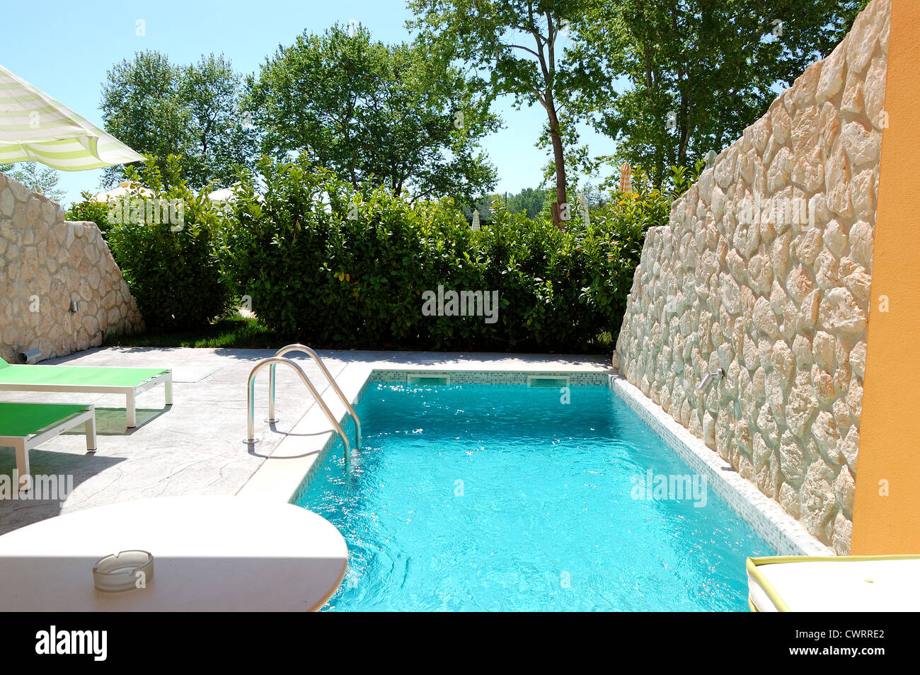 Piscine extérieure à villa de luxe, Piérie, Grèce Banque D'Images