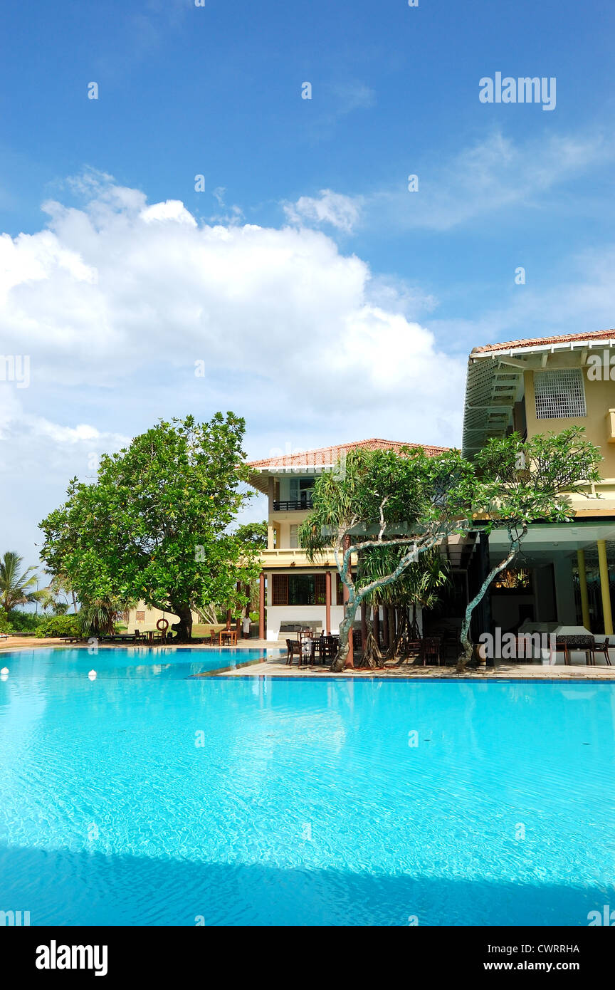 La piscine de l'hôtel de luxe et restaurant en plein air par piscine, Bentota, Sri Lanka Banque D'Images