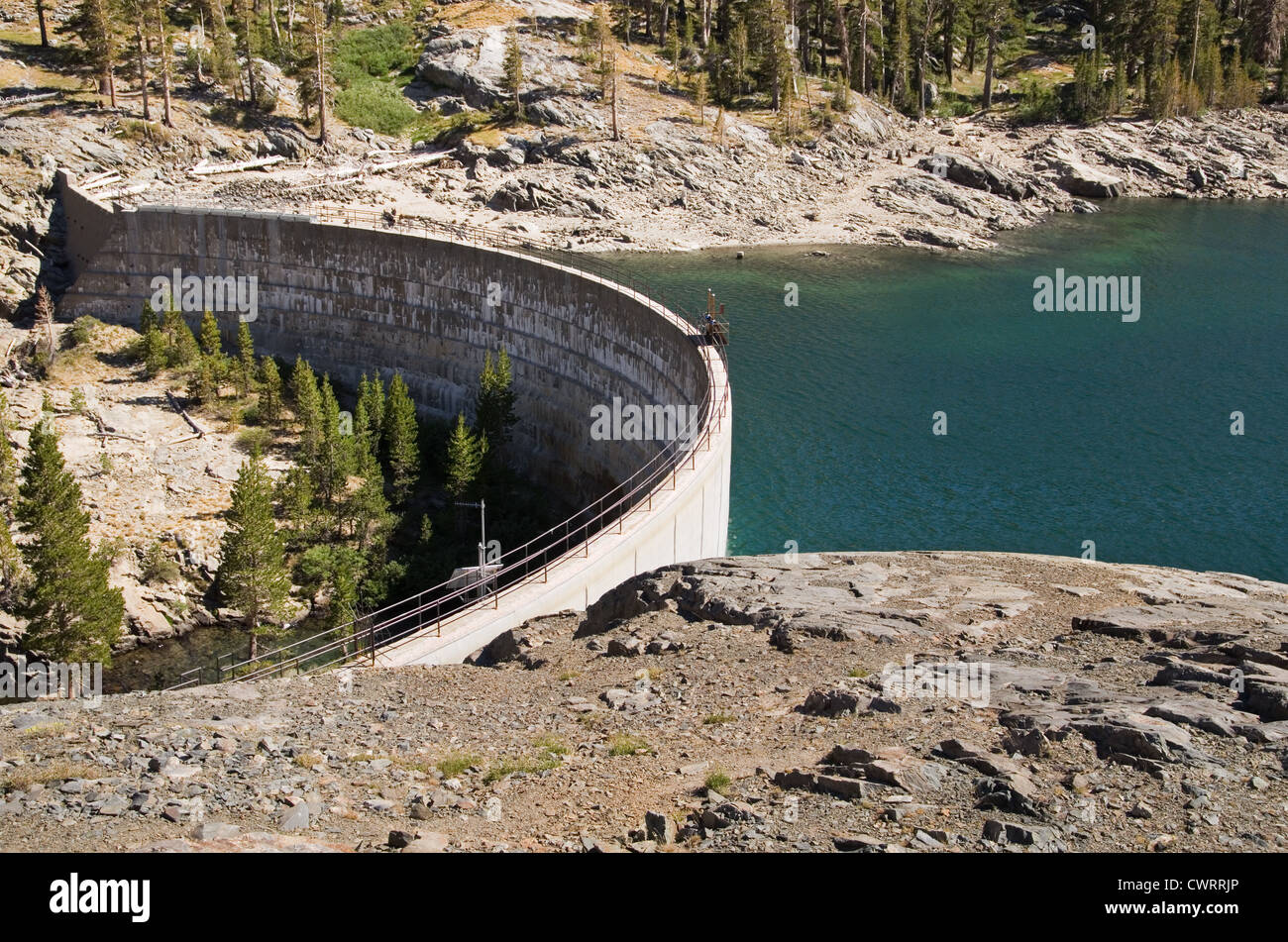 La création du barrage en béton Waugh dans le réservoir du lac de la Sierra Nevada en Californie Banque D'Images