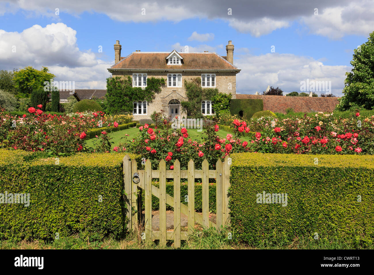 Couvrir avec la porte de jardin rose en face d'un 19e siècle quintessence anglaise country house en été. B-5542, Kent, Angleterre, Royaume-Uni, Angleterre Banque D'Images