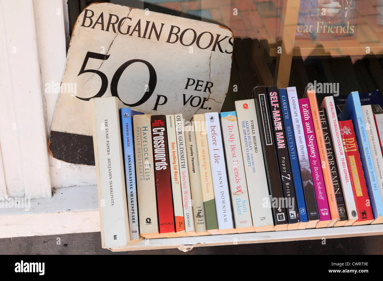 Signez pour de vieux livres de poche de négociation en vente sur une étagère de vente pour 50 p par livre en dehors d'une librairie en Angleterre Royaume-Uni Grande-Bretagne Banque D'Images