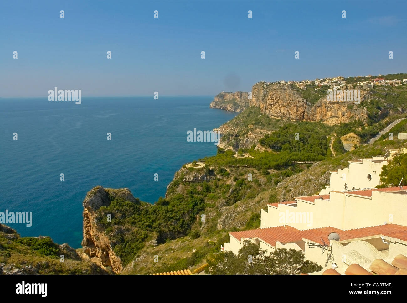 Vue depuis la terrasse de l'appartement et sur l'urbanisation (Urbanización Cumbre del Sol). Benitachell (Benitaxell). Costa Blanca, Espagne Banque D'Images