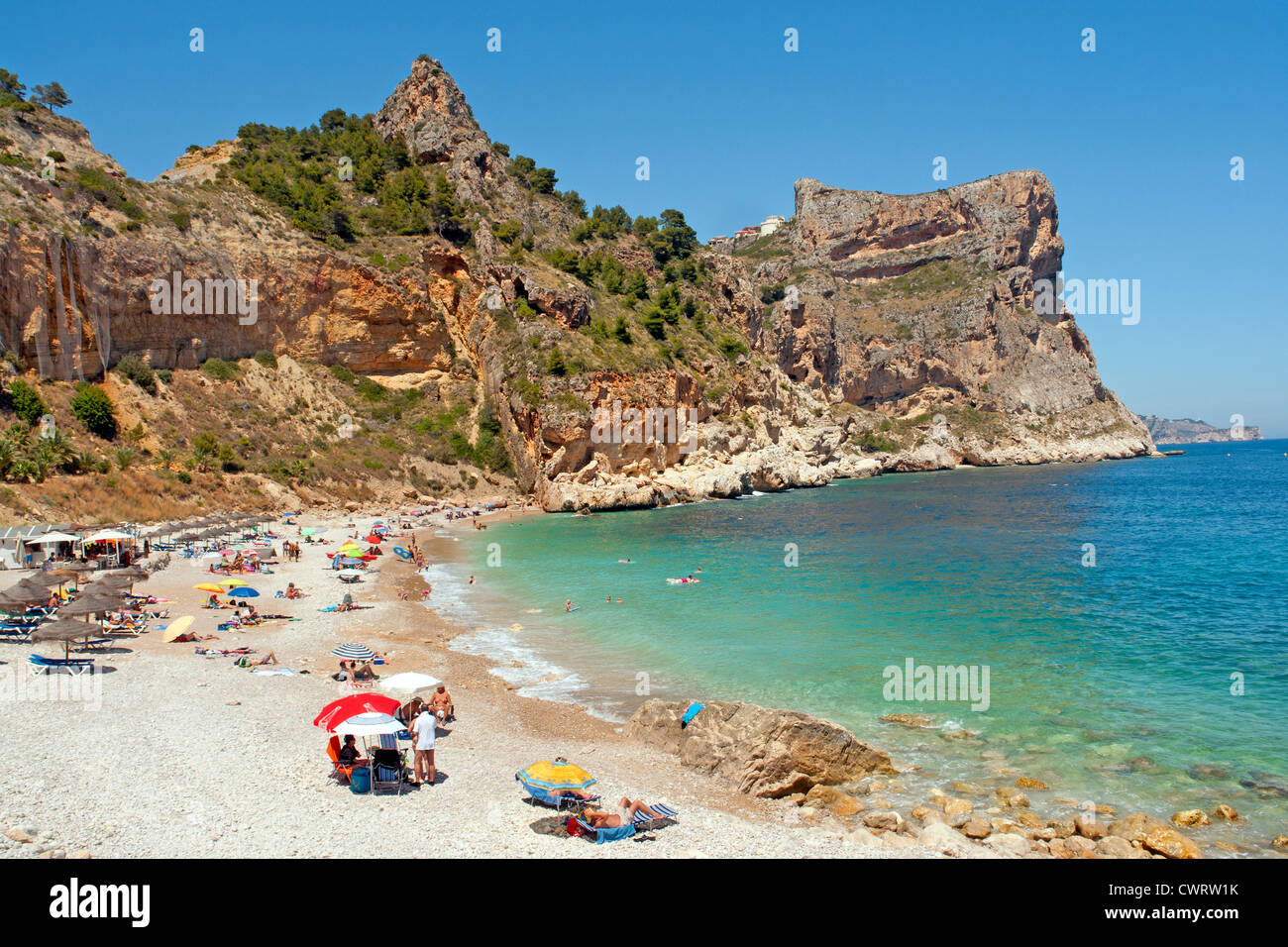 Cala del Moraig, Benitachell, Costa Blanca, Espagne au-dessous de la Cumbre del Sol l'urbanisation sur les falaises au-dessus. Banque D'Images