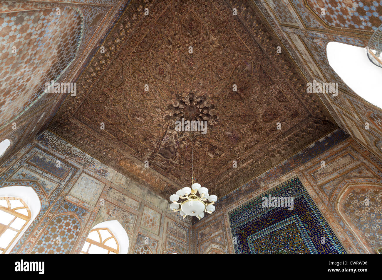 Plafond en bois sculpté et peint, Masjid-i Buland, Boukhara, Ouzbékistan Banque D'Images