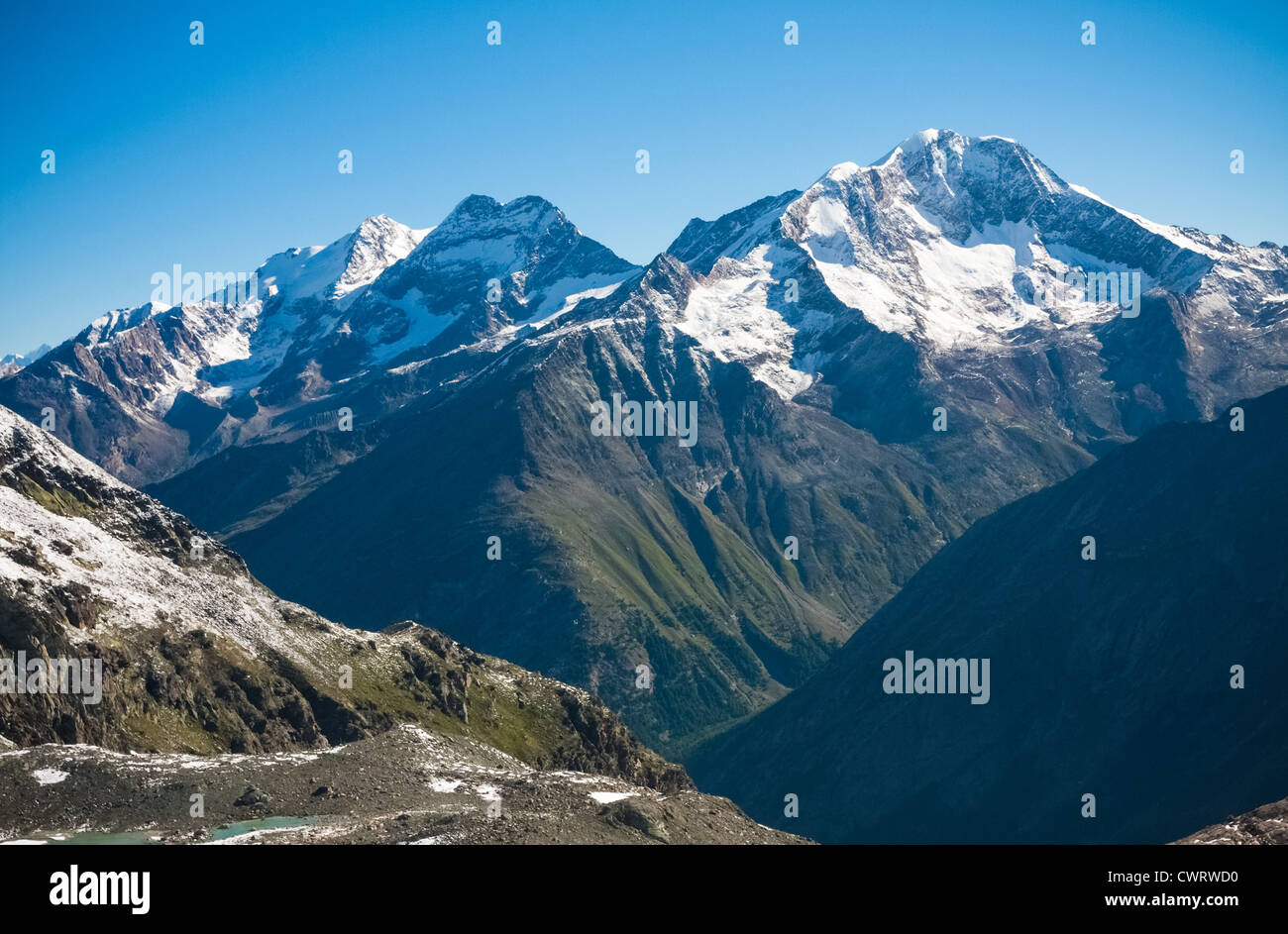 Le soleil de l'après-midi éclaire les pentes du Weissmies, Lagginhorn Fletschhorn et sur la gauche. Banque D'Images