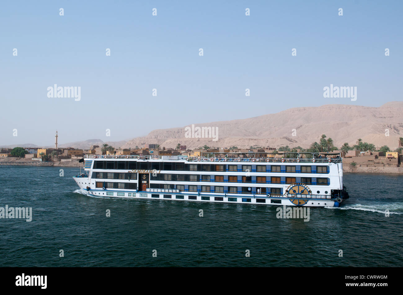 La Haute Égypte, Nil campagne entre Louxor et Assouan, bateau de croisière Banque D'Images