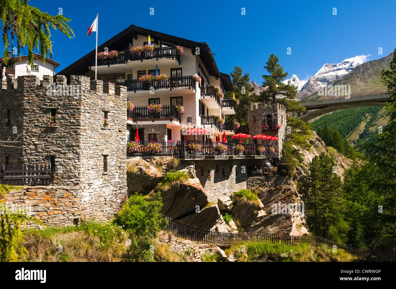 Un refuge de montagne suisse. Appartements situé près de la rivière Feevispa à Saas Fee en Suisse. Banque D'Images
