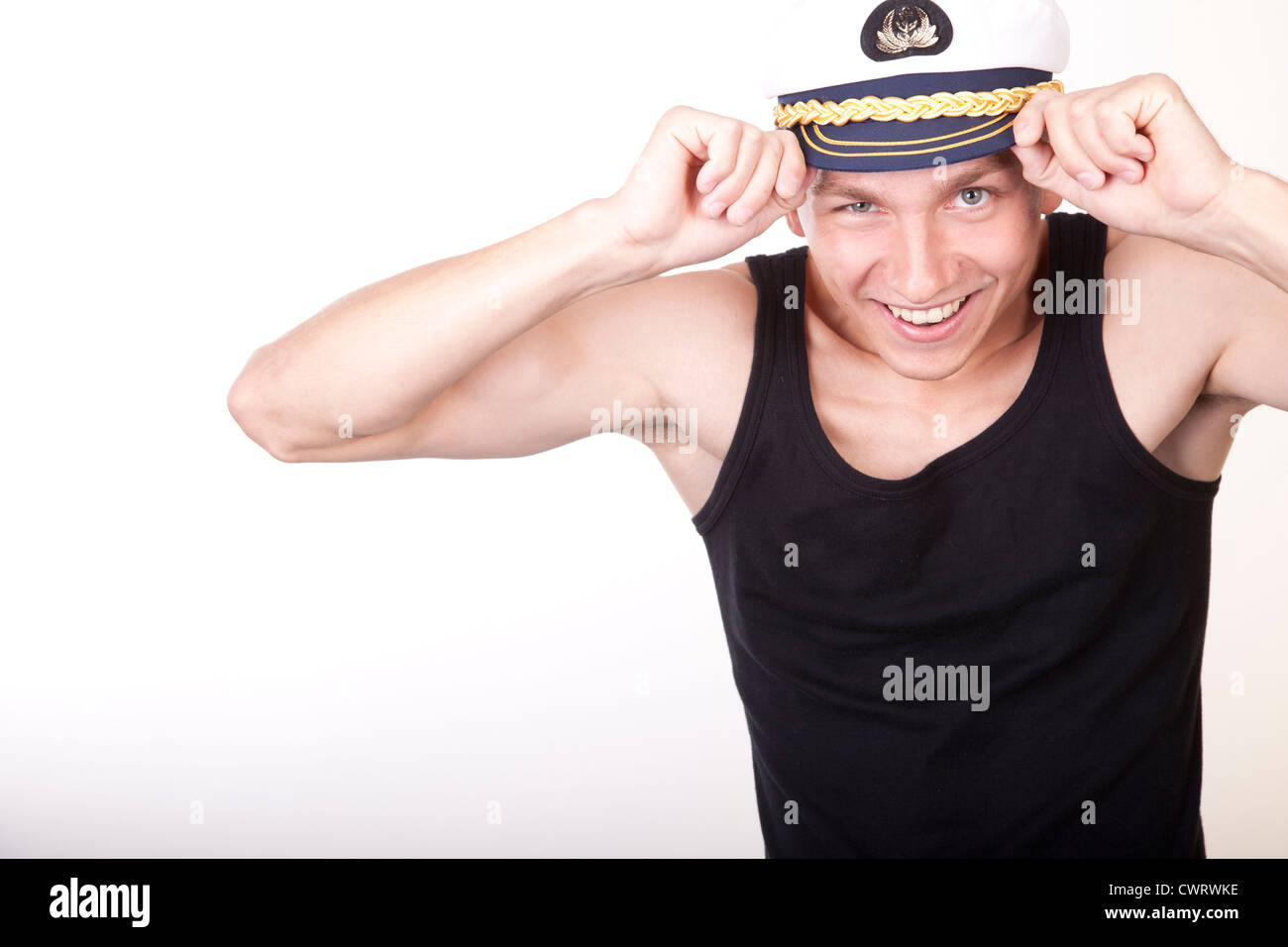 Portrait d'un jeune homme séduisant avec sailor hat smiling. Banque D'Images