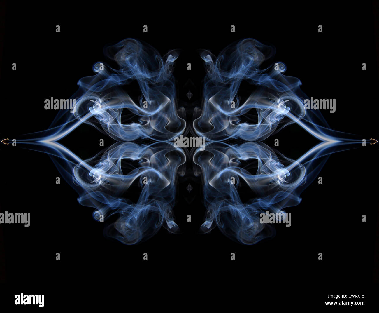 Résumé : La symétrie de la fumée bleue sur fond noir Banque D'Images