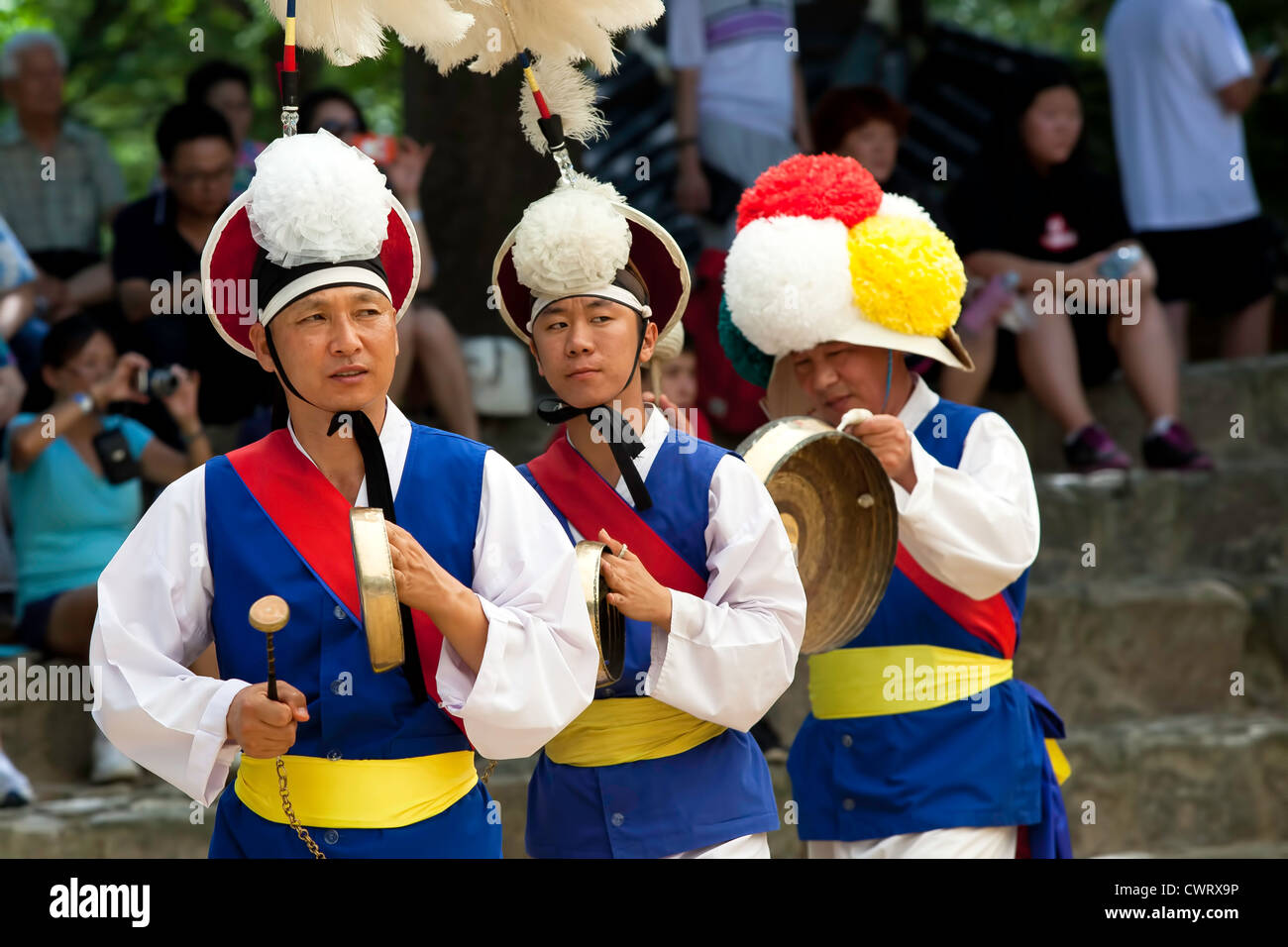 L'un des agriculteurs danseurs mène le groupe dans la danse agriculteurs cérémonie au village folklorique coréen à Yongin, Corée. Banque D'Images