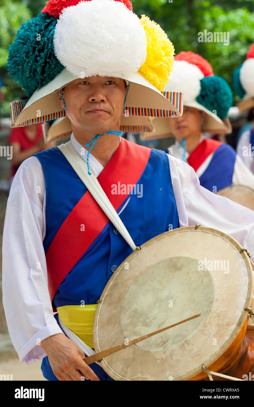 Un batteur coréen traditionnel garde le beat à la Korean Folk Village de Seoul, Corée. Banque D'Images