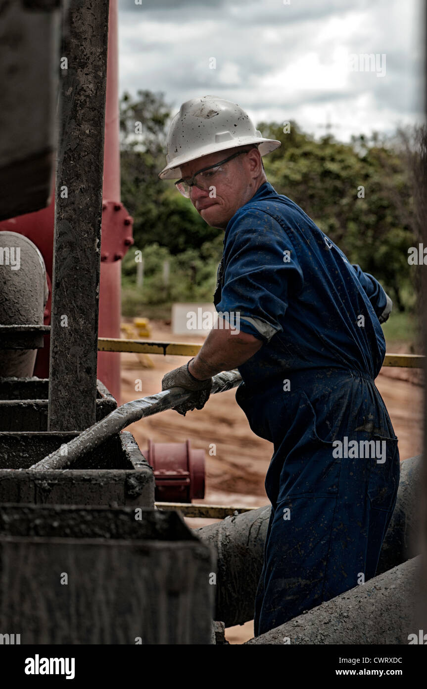 Un gréeur de travailler sur une plate-forme pétrolière au Venezuela Banque D'Images