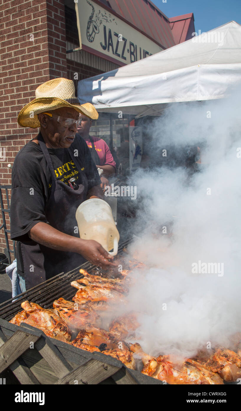 Un travailleur des barbecues ribs à Bert's Marketplace, un restaurant et club de jazz de Detroit de l'Est du quartier historique du marché. Banque D'Images
