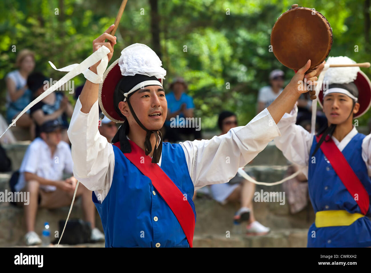 Les agriculteurs coréens un danseur garde le beat sur son instrument au village folklorique coréen à Yongin, Corée. Banque D'Images