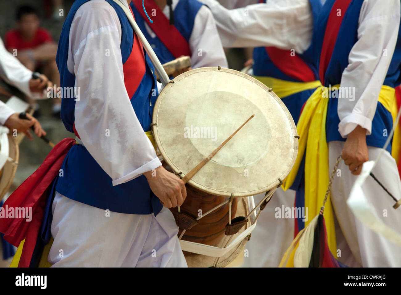 Un batteur coréen traditionnel garde le beat à la Korean Folk Village de Seoul, Corée. Banque D'Images