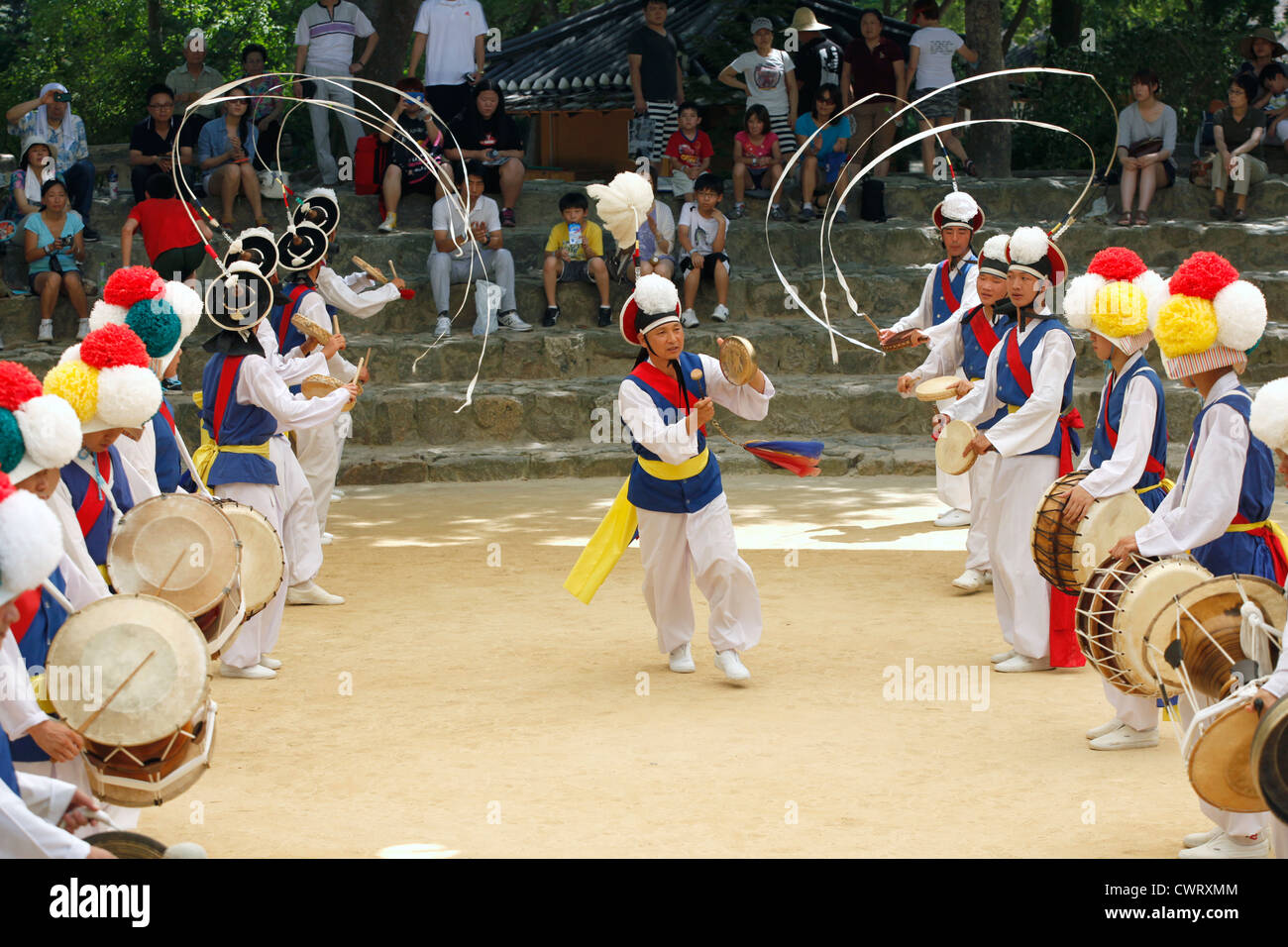 La fin de la Corée traditionnelle La danse à l'agriculteurs Korean Folk Village de Yongin, Corée. Banque D'Images