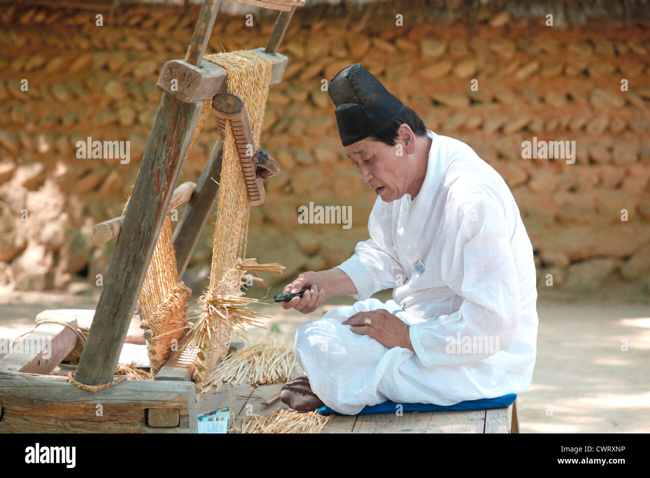Un artisan au Village folklorique coréen à Yongin, Corée travaille son art de tisser. Banque D'Images