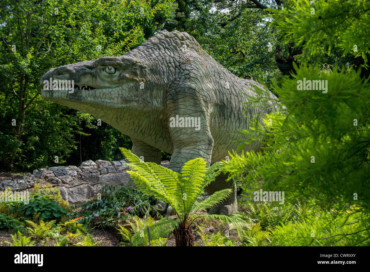 Megalosaurus, Crystal Palace Park dinosaures par le sculpteur Benjamin Waterhouse Hawkins Banque D'Images