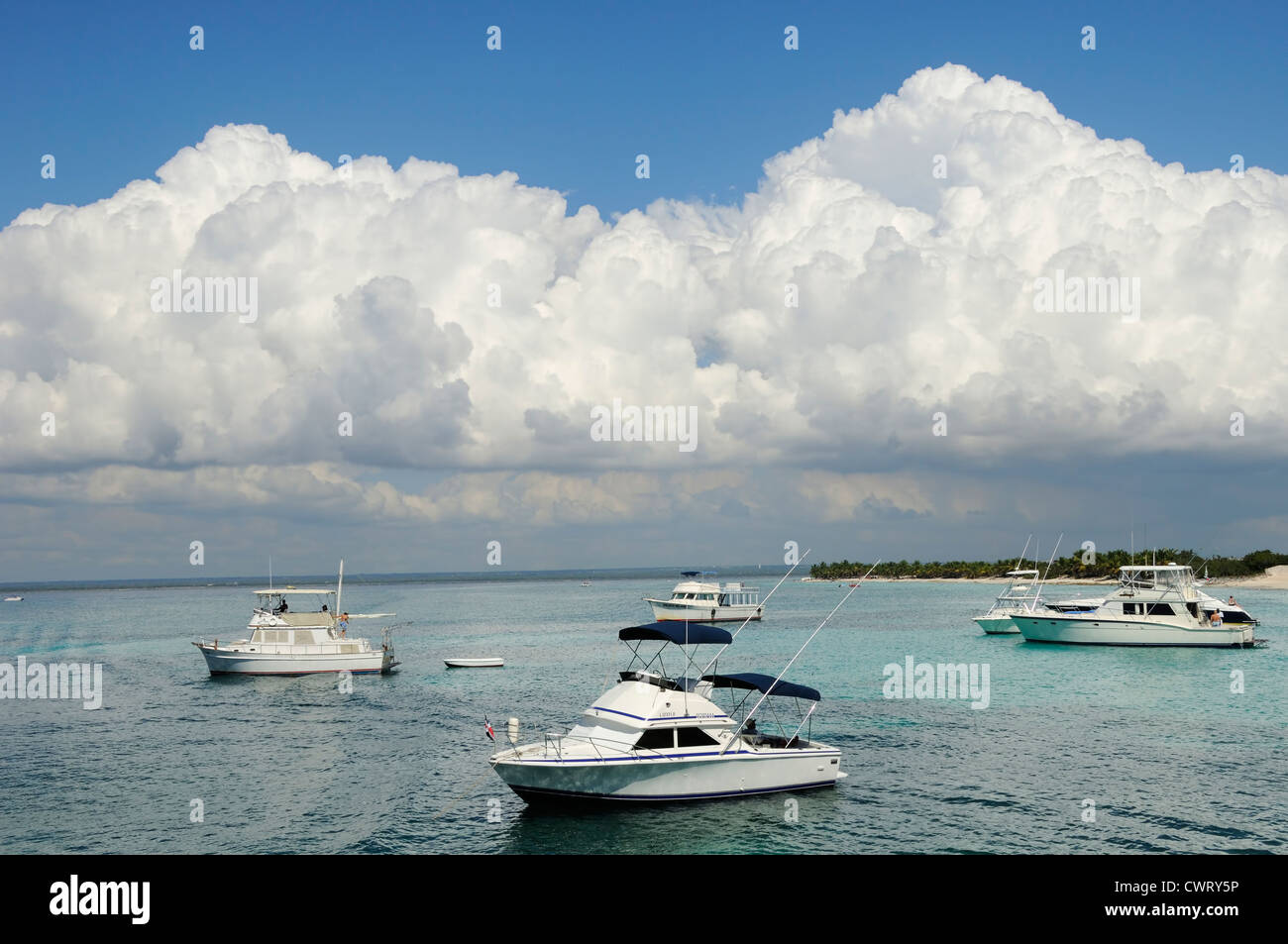 Bateaux ancrés de la plage à l'île de Catalina, en République Dominicaine Banque D'Images