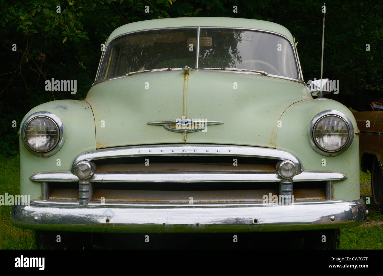 Vue avant de la vieille Chevrolet verte rouillent dans un champ. Banque D'Images