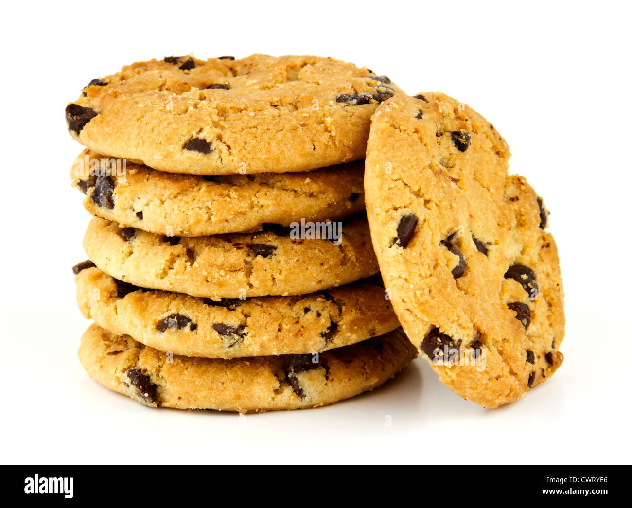 Pile de délicieux cookies aux pépites de chocolat sur fond blanc avec l'exemplaire de l'espace. Banque D'Images