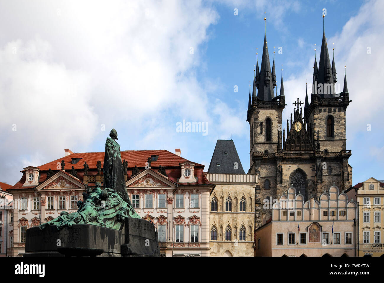 Prague, République tchèque : la liberté Jan Hus Monument à la place de la vieille ville, avec l'église de Tyn à droite, en arrière. Banque D'Images