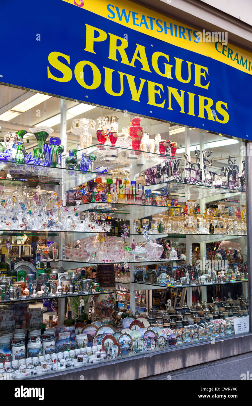 La vieille ville de Prague a de nombreuses boutiques de souvenirs et de stands de vente de verrerie fine et bijoux en or. Usage éditorial uniquement. Banque D'Images